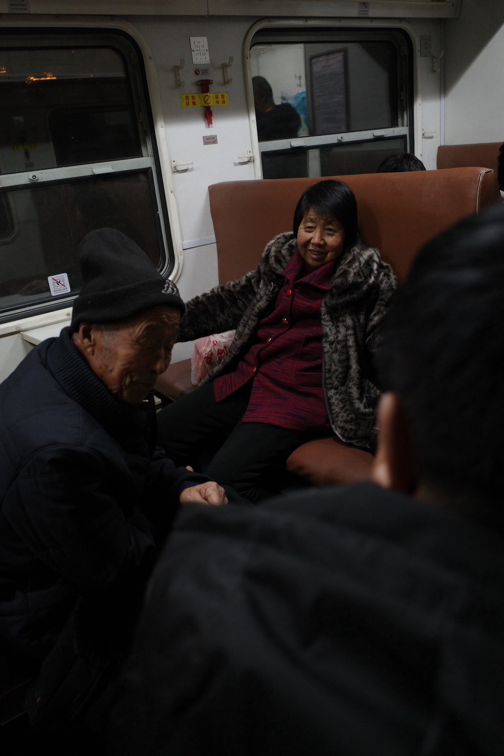 中国・太原、太焦鉄路の非冷房鈍行列車「慢車」