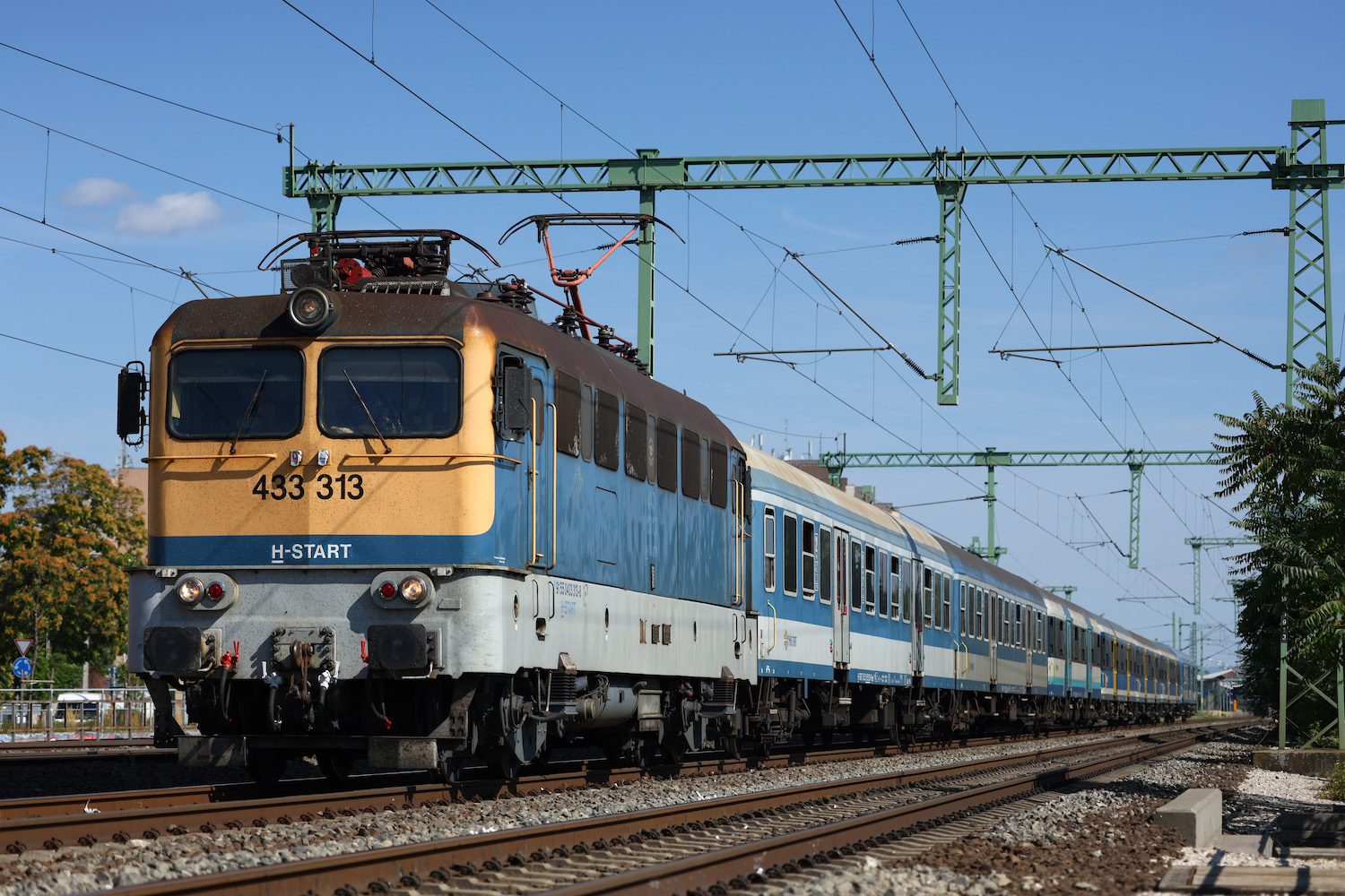 ハンガリー鉄道(MAV)のV43.3型機関車を撮影